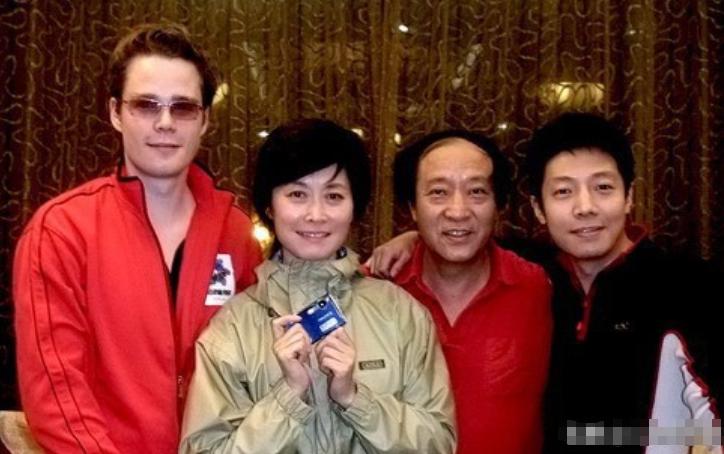 刚才有朋友问敬一丹告别仪式上，央视主持人几乎都来了，为啥没见到撒贝宁呢。当年在央