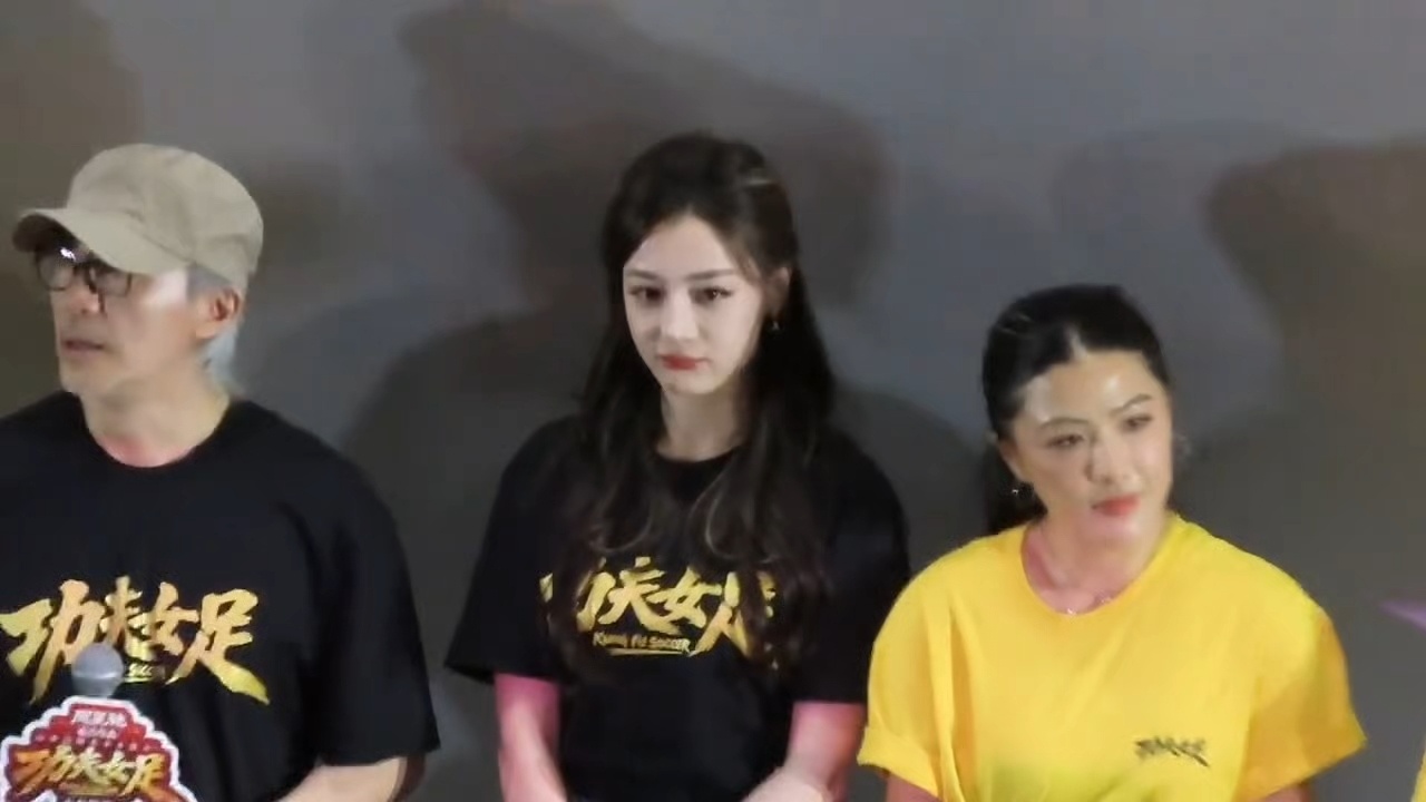 立即快乐的秘诀，就是去看一场功夫女足迪丽热巴钰珑真的帮到人上厕所