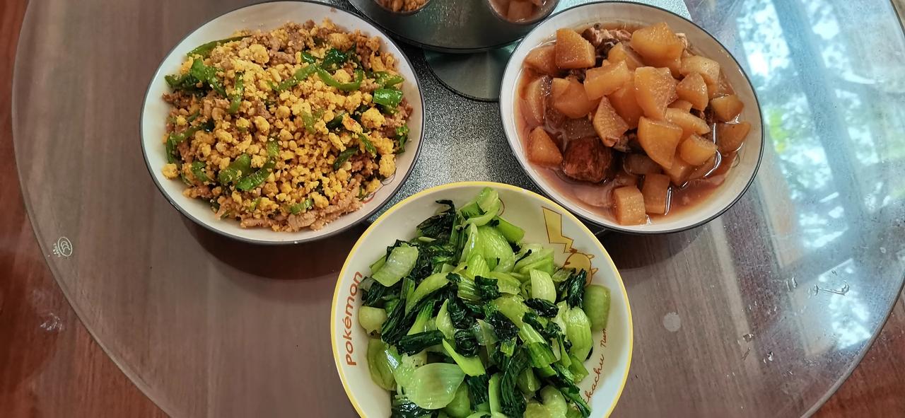 还是在家好，吃自己动手做的饭菜，又便宜又清爽可口。

老伴自己动手做的豆花，加点