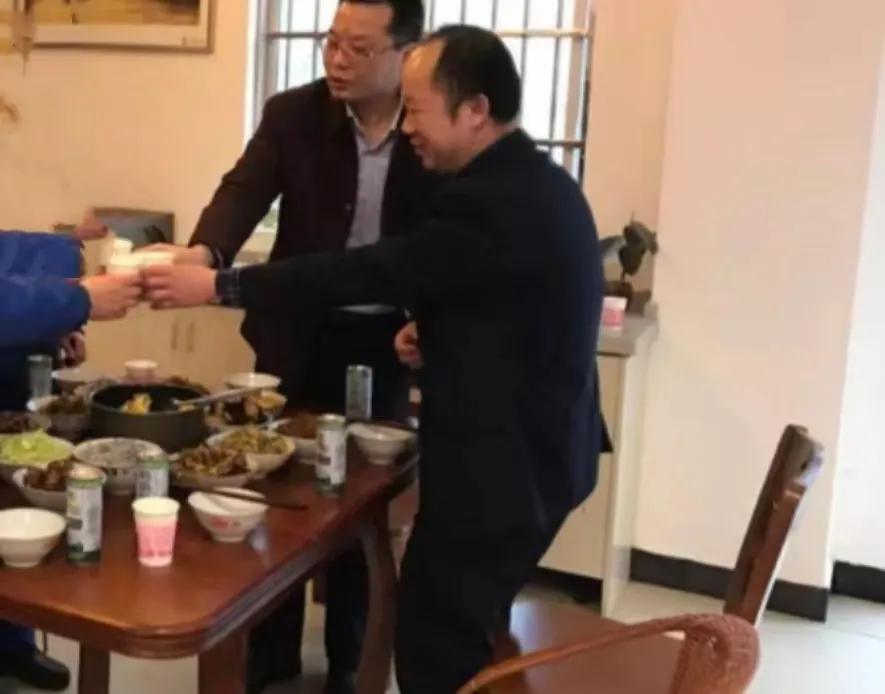 姜还是老的辣！昨天，儿子前领导刘总突然手提1箱白酒，2条华子登门，提出月薪从11