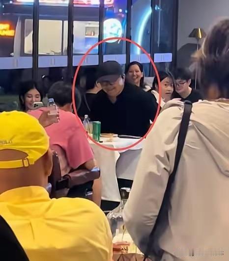 直到看到那段餐厅里的视频，
我才知道为什么那么多人舍不得他。

8月29日，杭州