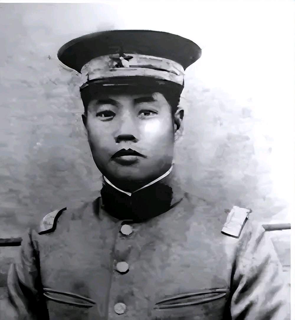 1923年，冯玉祥驻军南苑。有一次旅长宋哲元值班，迟到了10分钟，立即遭到棍责。