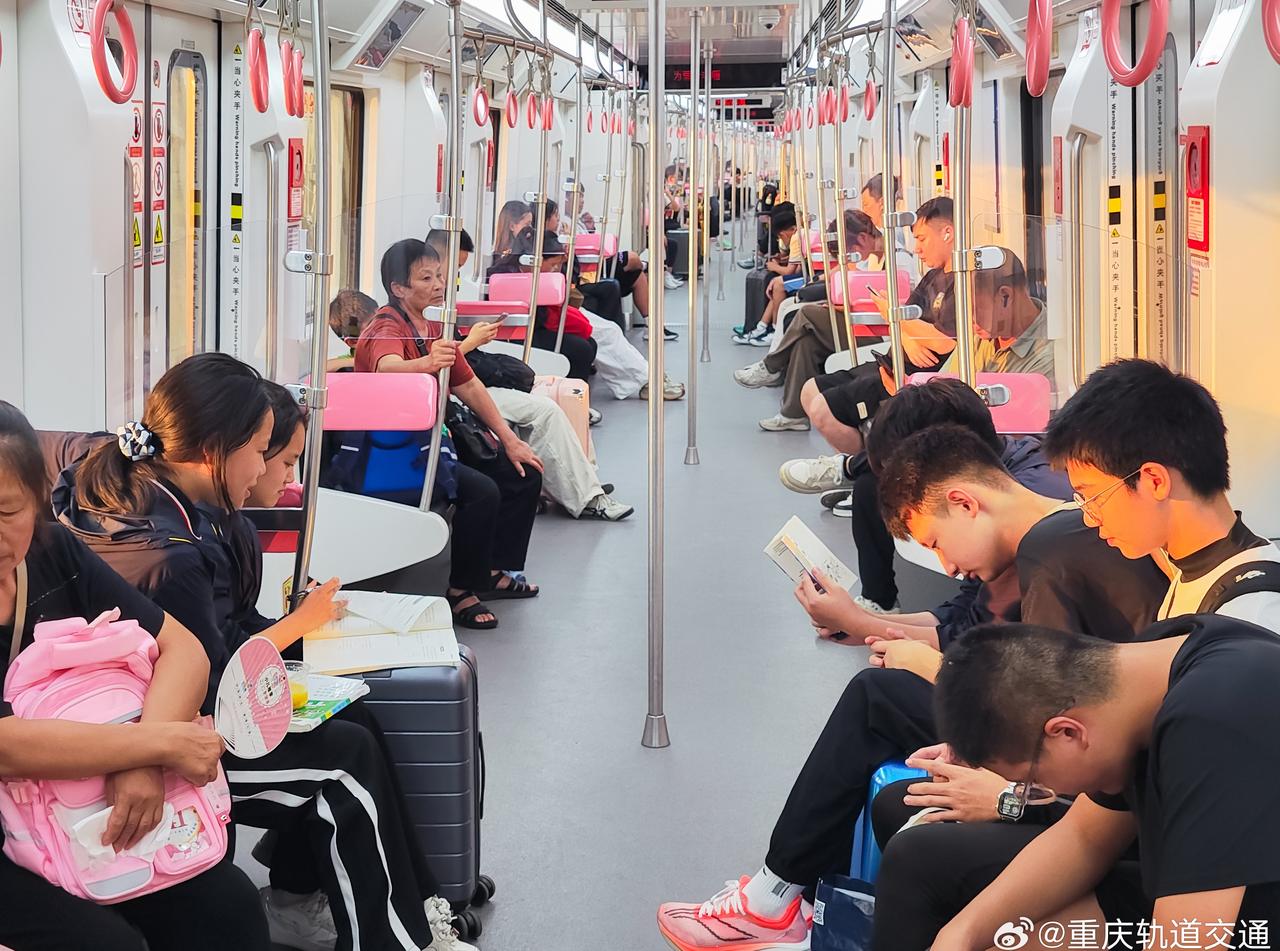 文明出行，始于点滴！乘坐轨道交通出行，请小伙伴们不要用行李或其他物品占座，为有需