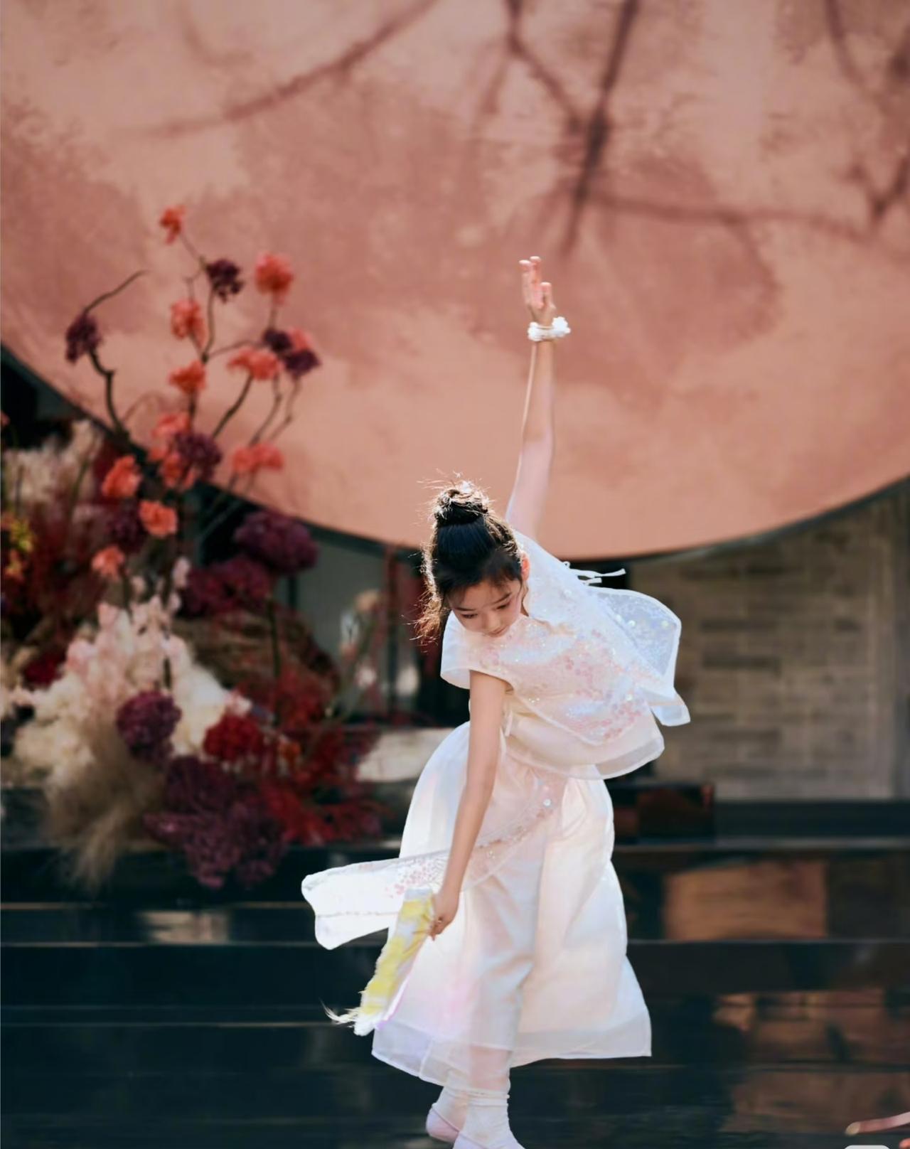 再次感叹董璇和高云翔怎么会有那么可爱的闺女呢？

小酒窝这小姑娘太招人喜欢了，但