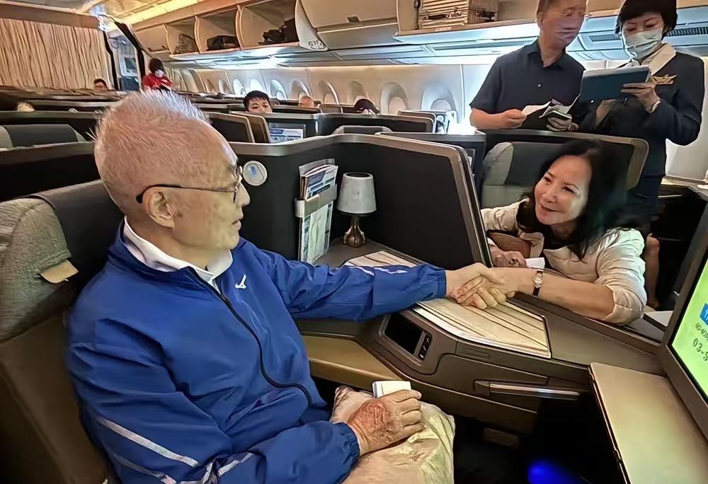 吴敦义现身基金会活动 蔡令怡证实“已失智”

吴敦义出来了。

好多年没露面，这