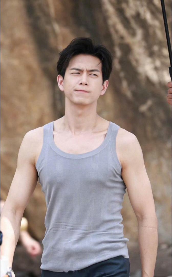 李现雾里青老头衫造型路透李现孟弗渊手臂肌肉线条李现也太帅啦！！！ 