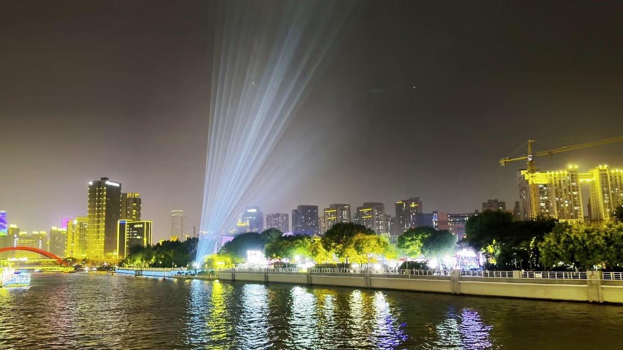 🌉站在永乐桥上，天津之眼就在眼前。这座世界唯一建在桥上的摩天轮，缓缓转动时，光