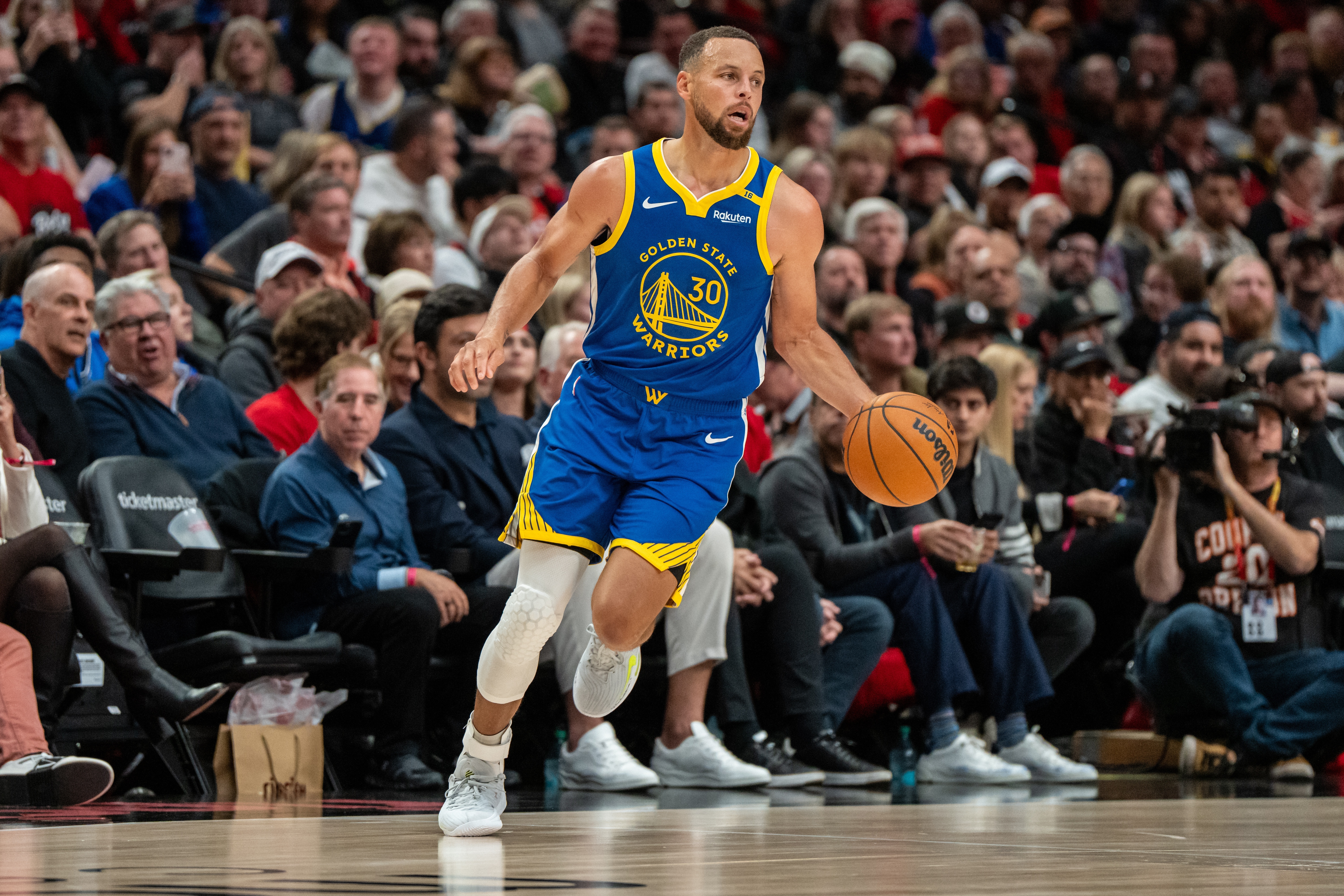 #东契奇说库里最难防#东契奇谈到了NBA最难防守的球员：“我大概会说是斯蒂芬-库