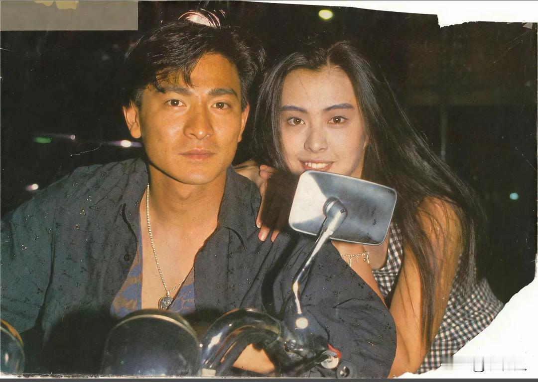 90年代，刘德华和王祖贤出演电影《庙街十二少》，摩托上的片场留影。俊男靓女，港风