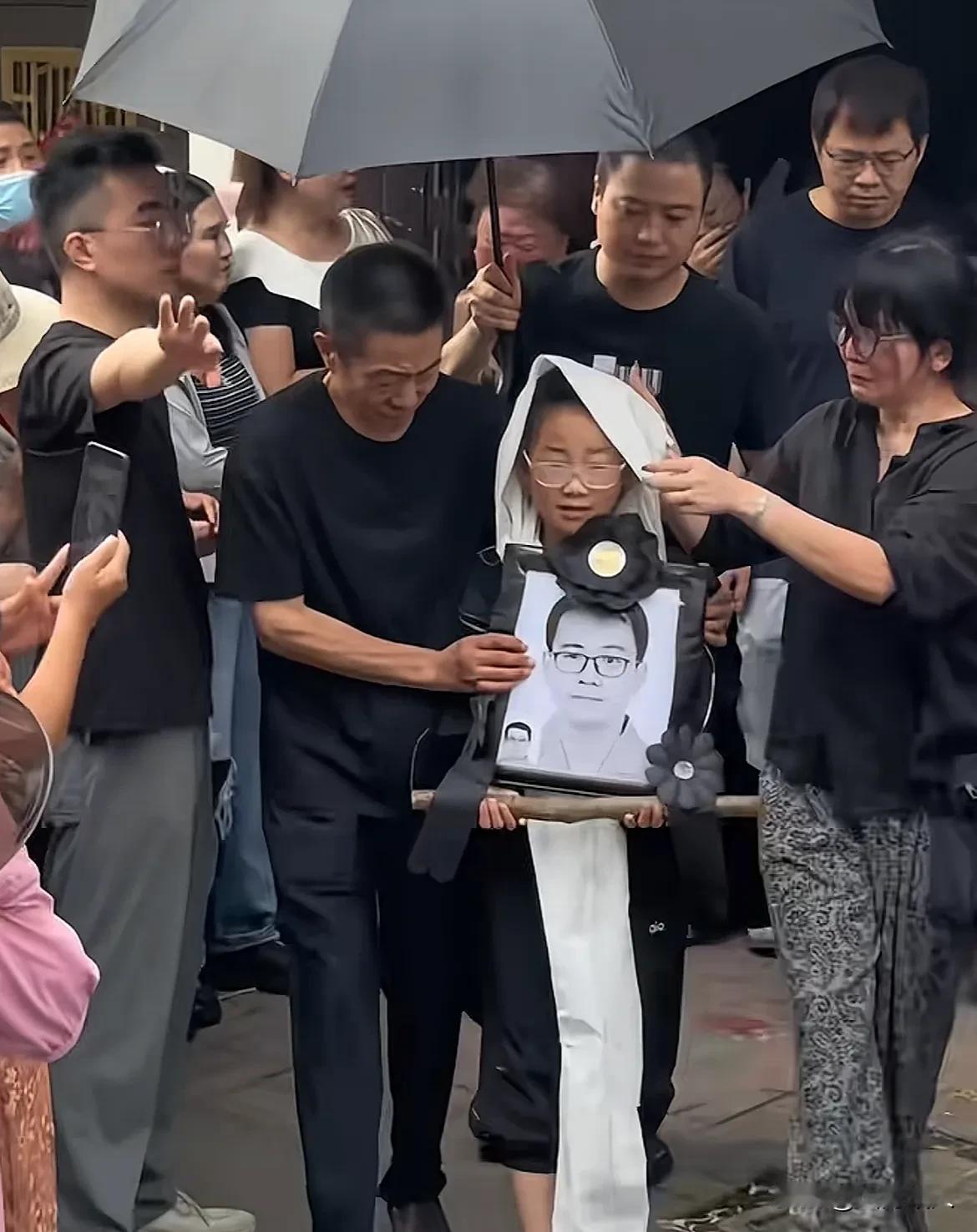 江苏沭阳儿科医生杨国辉正式下葬，百余辆车自发送别，交警特意安排一路绿灯，女儿抱遗