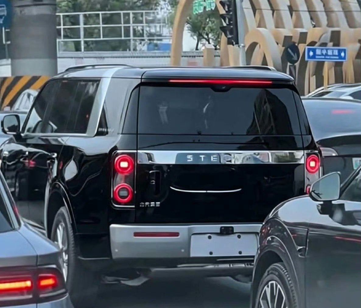 享界G9的尾部实车照片，后备箱是侧开门，大家觉得怎么样？？ 
