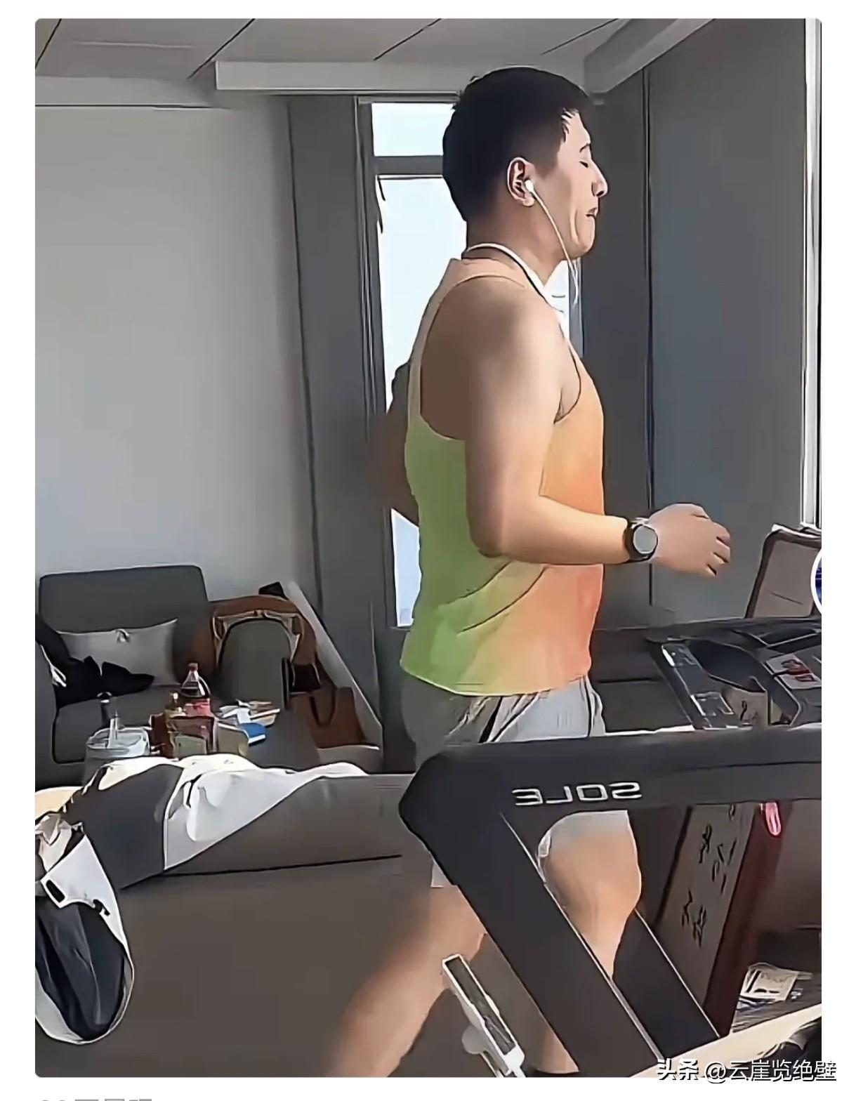 张雪峰办公室健身房的内景曝光。下图 有一张他在跑步机上跑步的照片。看起来房间不大