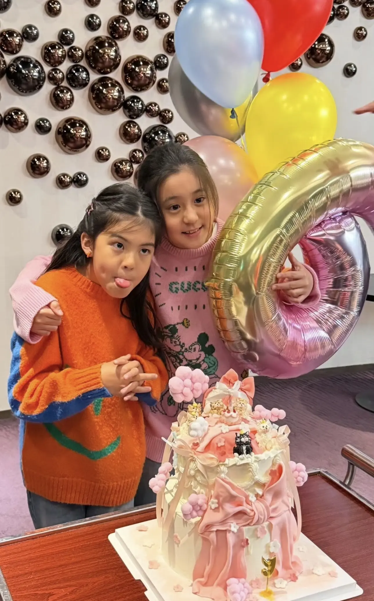 贾静雯小女儿9岁生日，越大越漂亮了。贾静雯晒照给小女儿庆生，波妞越大越...