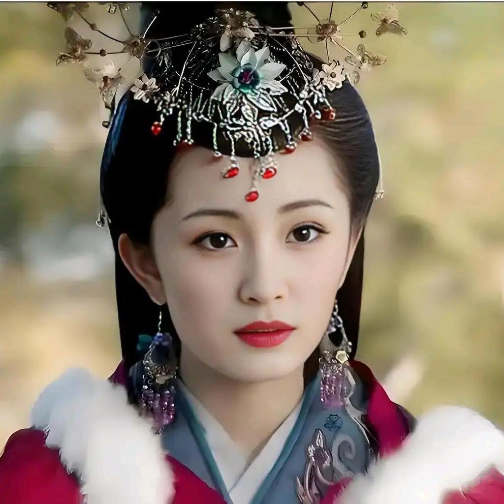 王昭君是中国古代四大美女之一，她自愿出塞和亲，以柔弱之躯维系汉匈和平数十年，用个