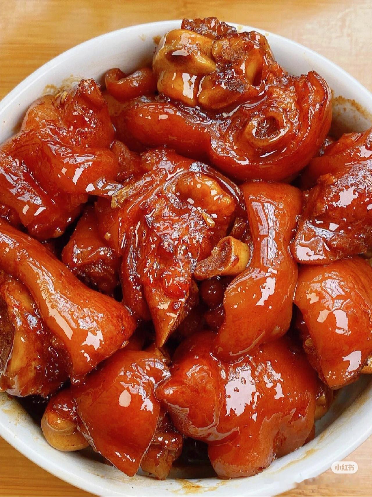 今天为大家推荐一道非常受欢迎的爆款美食——红烧猪蹄。这道菜不仅味道鲜美，而且营养