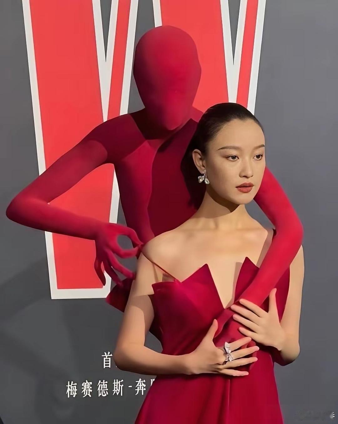 这个衣服的设计到底谁能穿啊？穿起来很怪异像被人控制了，哪怕是倪妮穿上也没有多好看