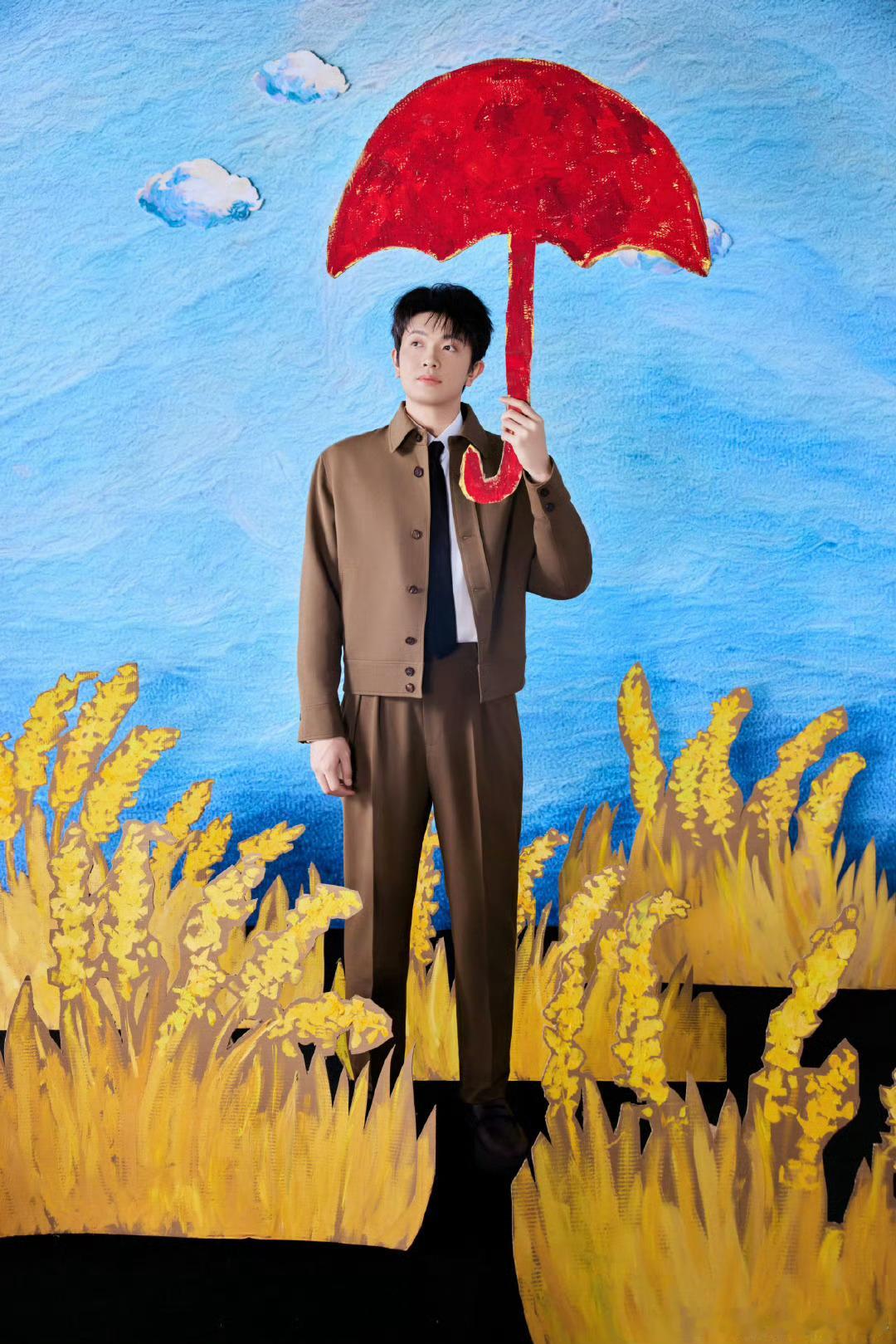 颜人中种地种到了音综颜人中带着田园风杀进音综！穿搭清爽像刚下田似的，松弛感拉满，