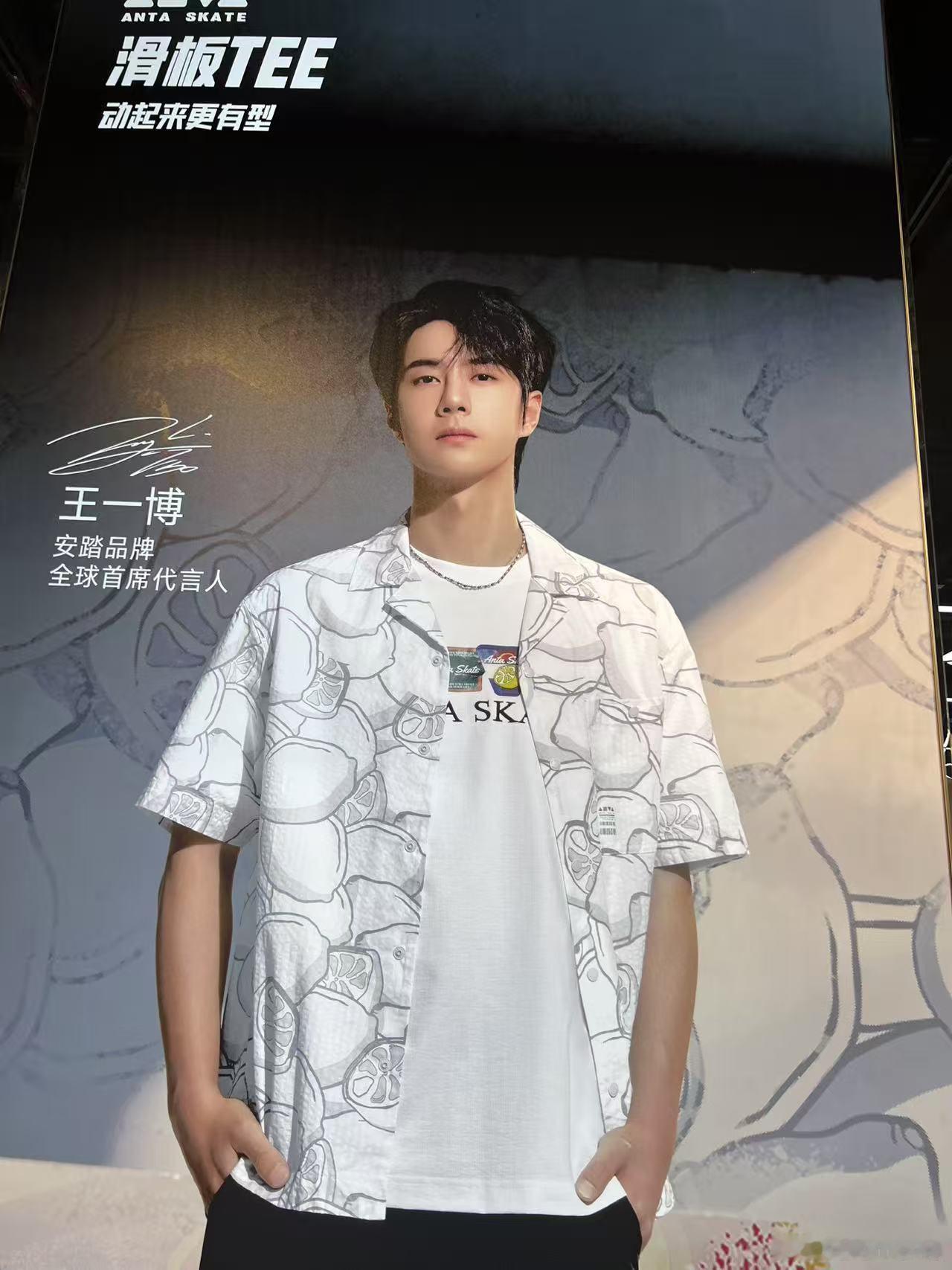 路过怎能不驻足侧目。电影正当夏王一博王一博[超话] ​​​