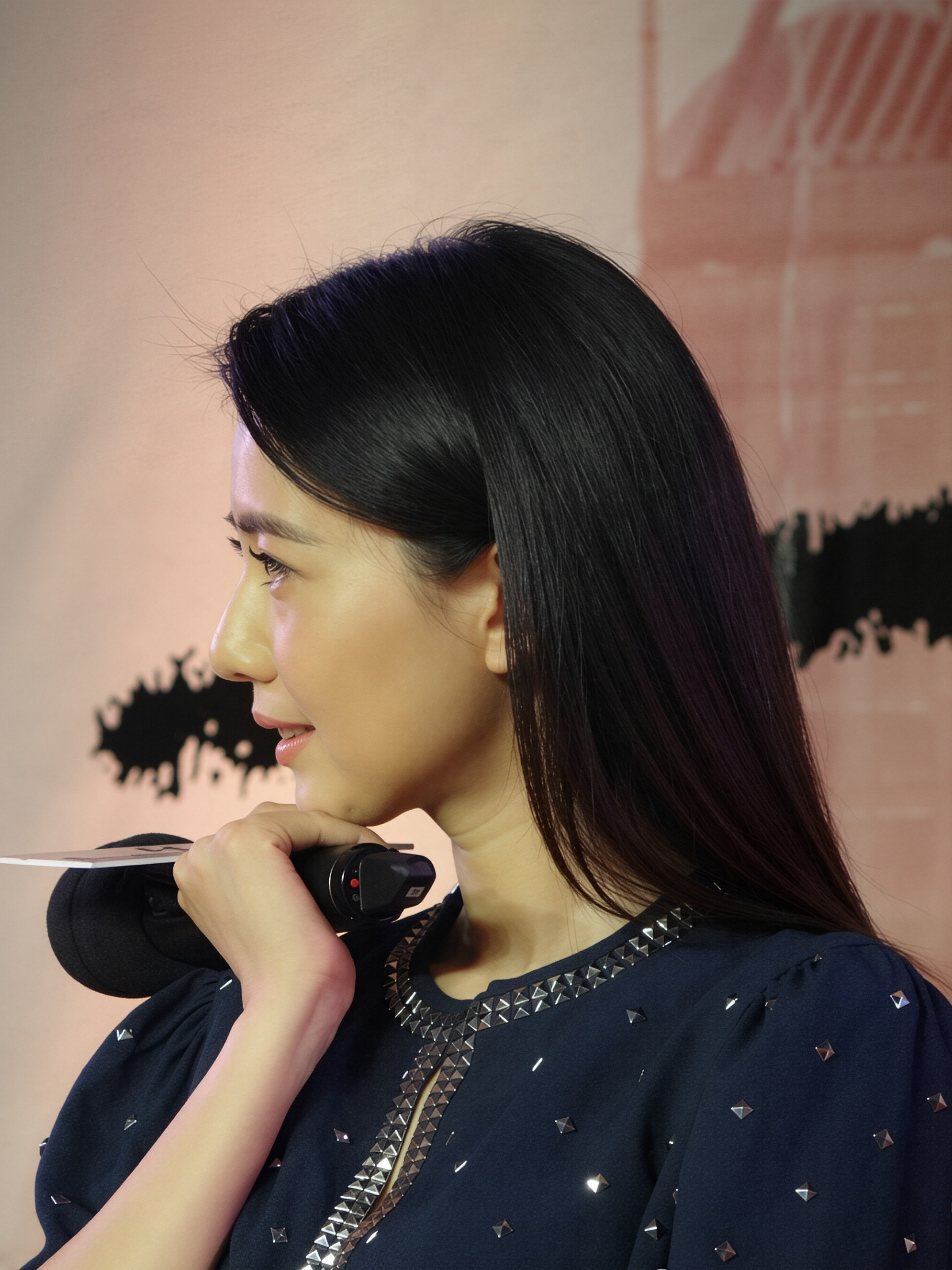 高圆圆 这组侧颜杀直接把春日氛围感拉满✨ 就像坐着赏花专列穿越花海时，抬眼撞见的