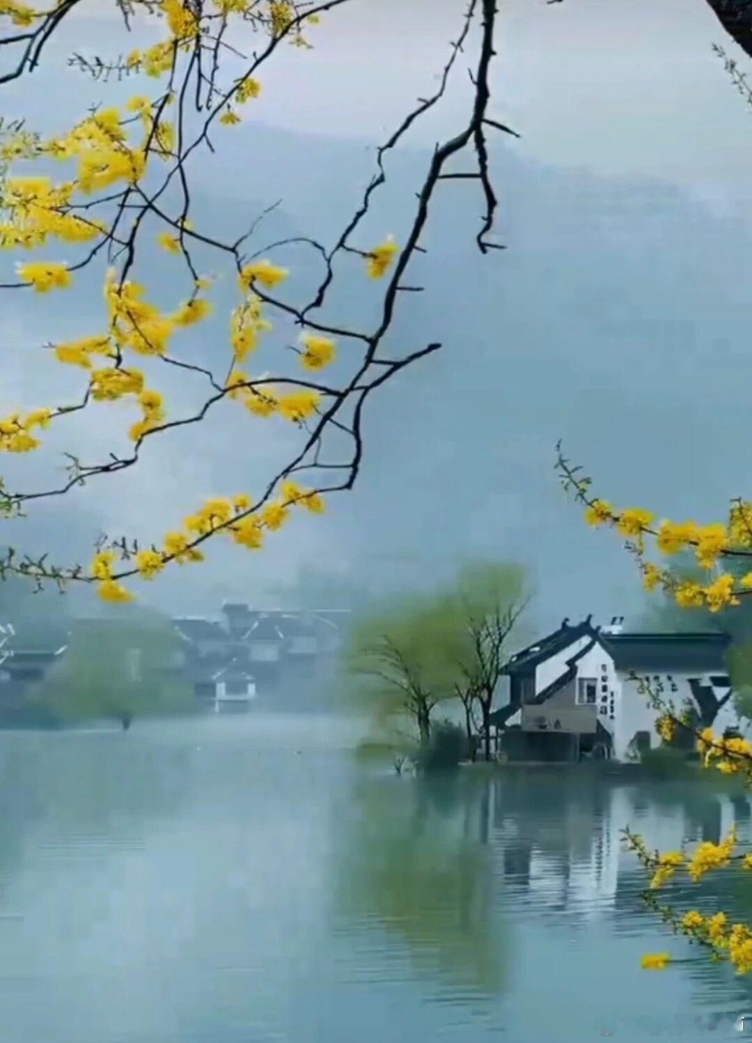 《唐多令·春暮怀思》微雨织轻烟，和风笼远天。望平芜、新绿横川。云影遥连山色软，琼