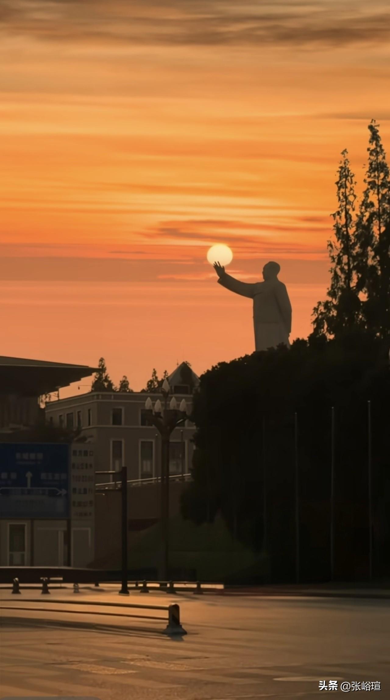 太阳出来照四方，毛主席的思想闪金光！