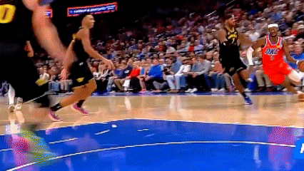 库里歇大了！与亚历山大火星撞地球，库里吃了亏。

开场5分钟，鸭梨持球突破上篮，