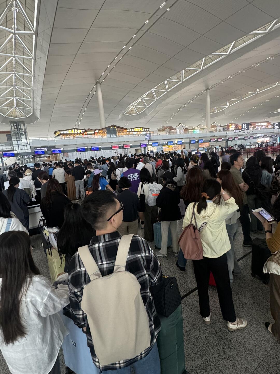 5.24实况！南京机场怎么这么多人坐飞机的