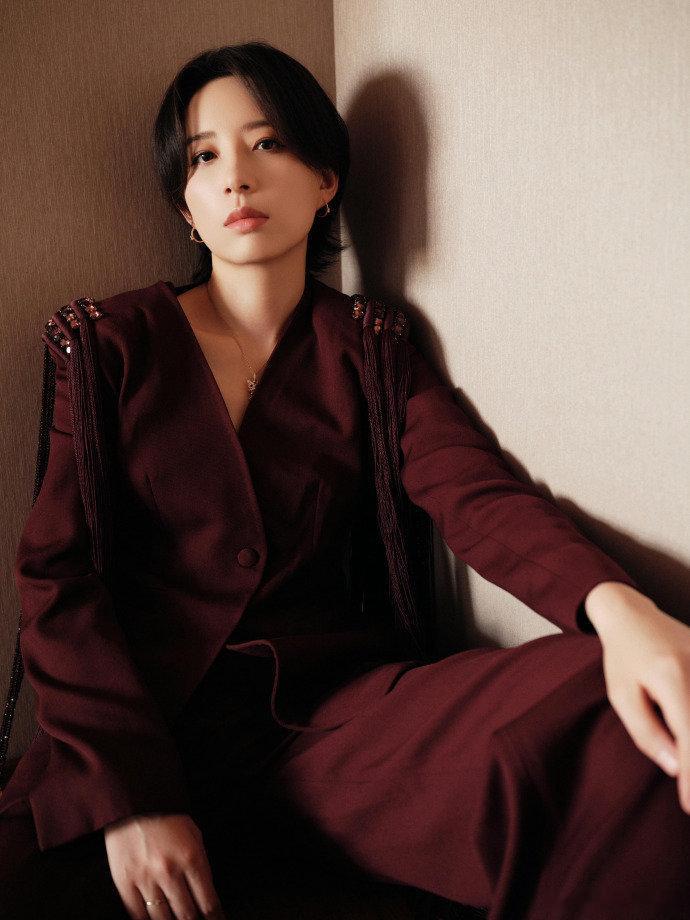 李斯丹妮新年首套高定 哇！李斯丹妮新年首套高定来袭！她以自身实力让高定更具辨识度