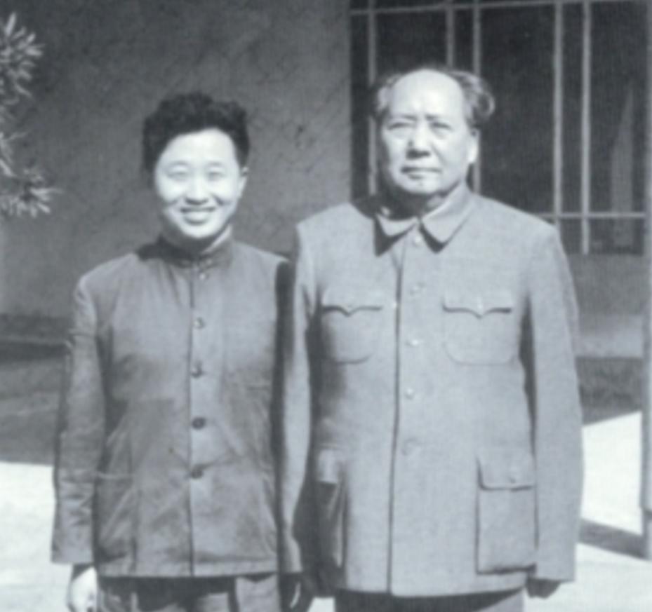 1976年9月9日，当一男子得知毛主席逝世后，当即便拿起了剪刀直接冲向了毛主席的