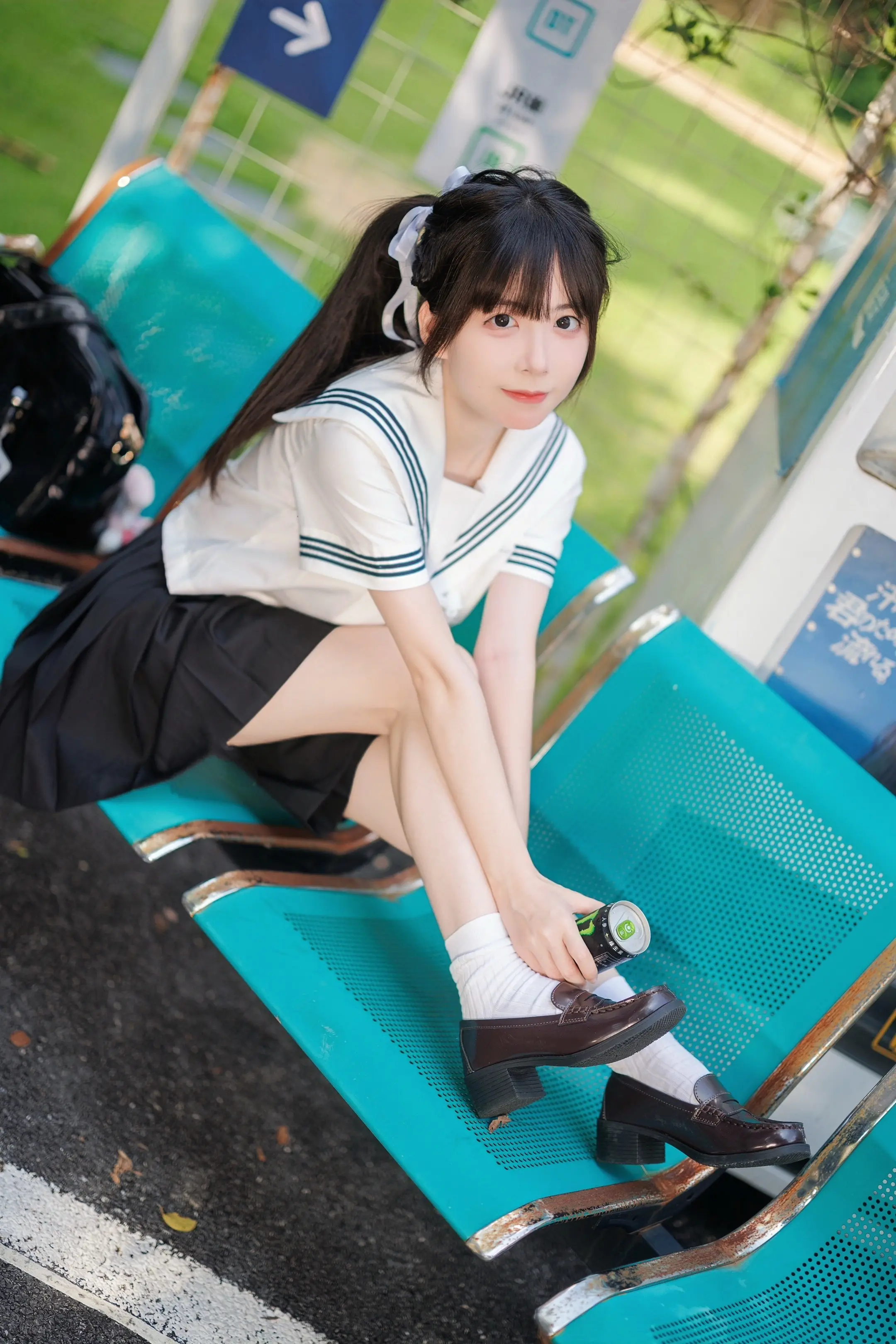 生命中有太多东西 你都不愿抛弃，你说是不易的缘分。