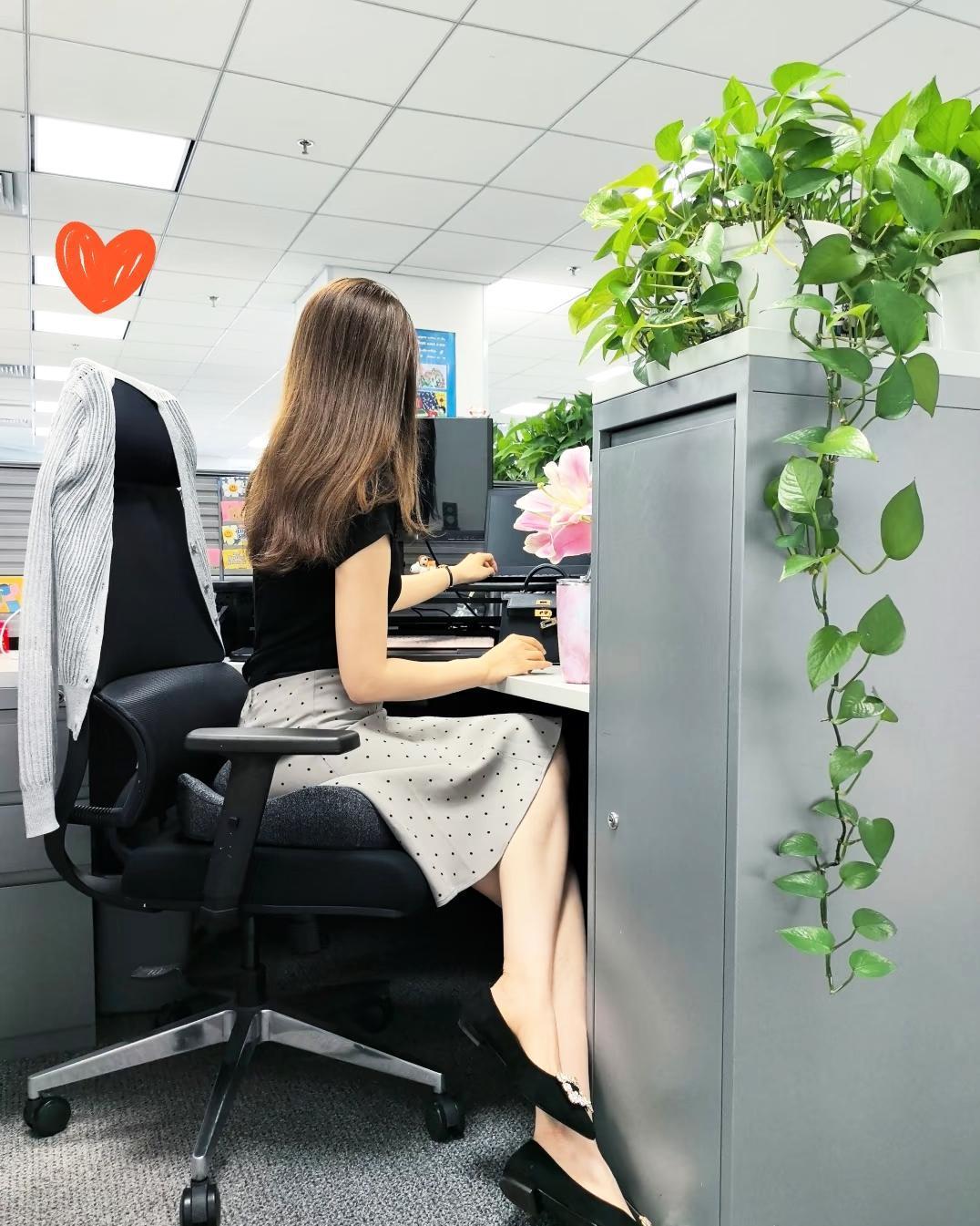 大家发现没？体制内的女生总给人一种“高冷距离感”，好像自带生人勿近的气场，不少人