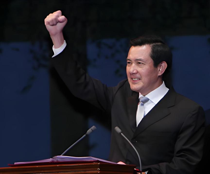 马英九在昨天的集会上挥舞着拳头愤怒的表示很不理解：为什么我在任时两岸关系这么好，