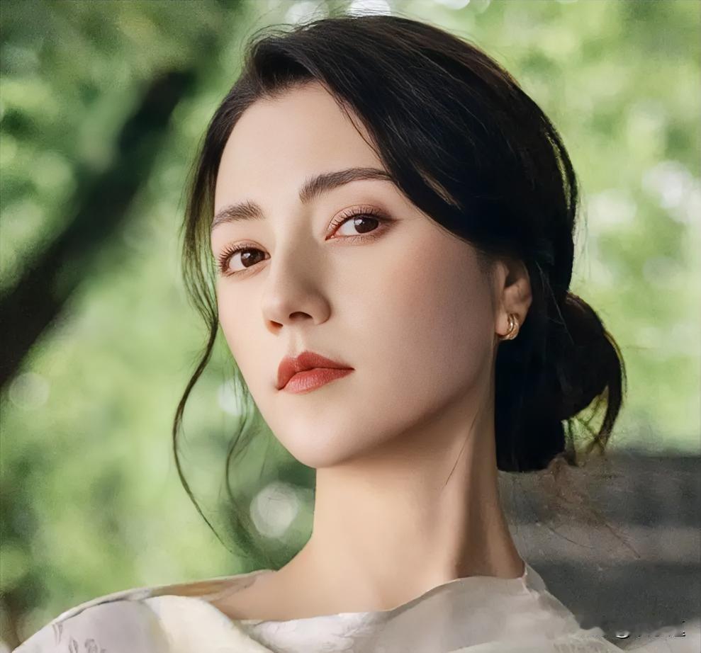 细看娜然的状态，温柔只是假象，她的野心全都藏在眼神里
 
娱乐圈大多爆红小花，走