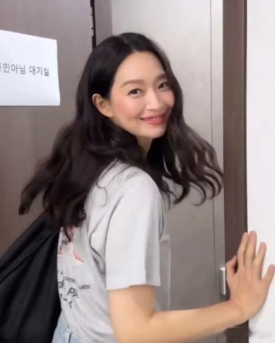 演员申敏儿通过Instagram上发布了一段视频。公开的视频中，申敏儿身着简约的