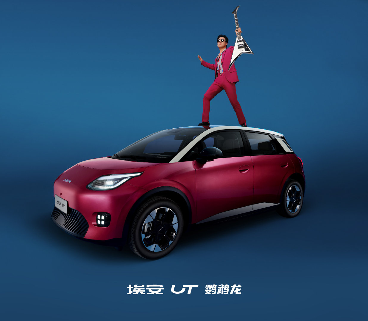 第一次见到猫王造型的郭麒麟，真的被惊艳到了，那 pose 简直帅炸，内娱又有了新