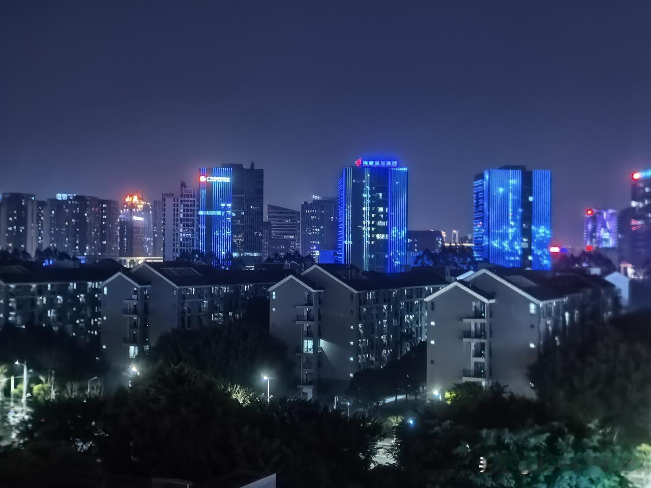 初次欣赏这里的夜景，远处高楼大厦华灯闪烁，住宅区仿佛蜂巢般密集，灯光宛如繁星点点