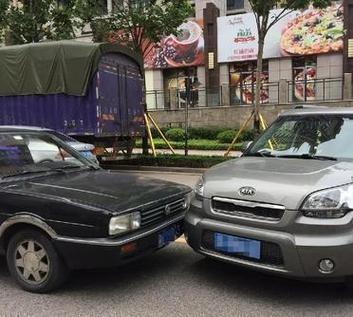 近日，两车因加塞、别车等行为引发斗气，行驶中互不相让，最终猛烈相撞。事故发生后，