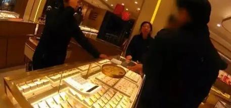 【江苏老人豪购金条欲寄外地 员工报警帮他保住积蓄】中国江苏扬州一老翁在春节期间去