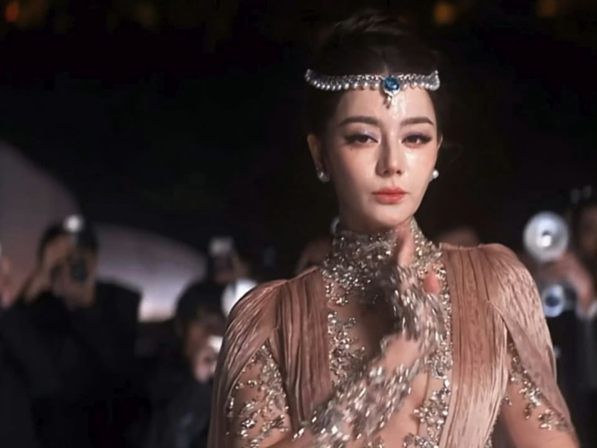 迪丽热巴内场与红毯反差好大 红毯又飒又美，内场安安静静拼积木，冷艳和乖巧同时拥有