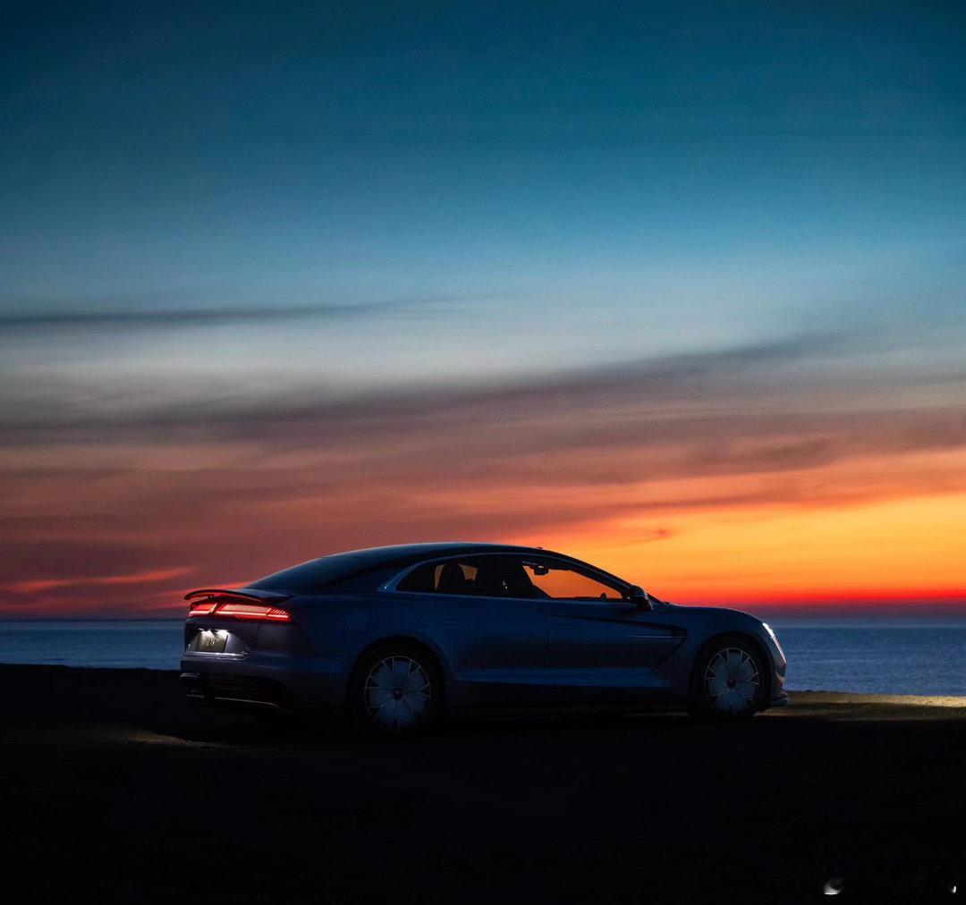 追一场日落，和仰望U7一起🌅当海平面的橘色晚霞漫过车身，所有线条都被镀上温柔的