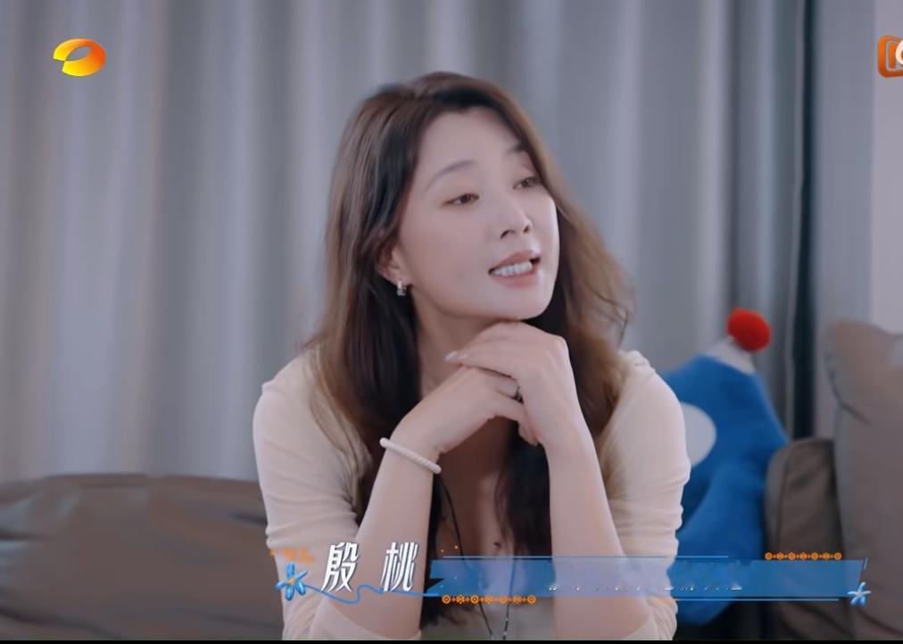 殷桃学那英学得太像了！“真人秀没法演”，这话精髓拿捏了。
原来，殷桃出发录《花少
