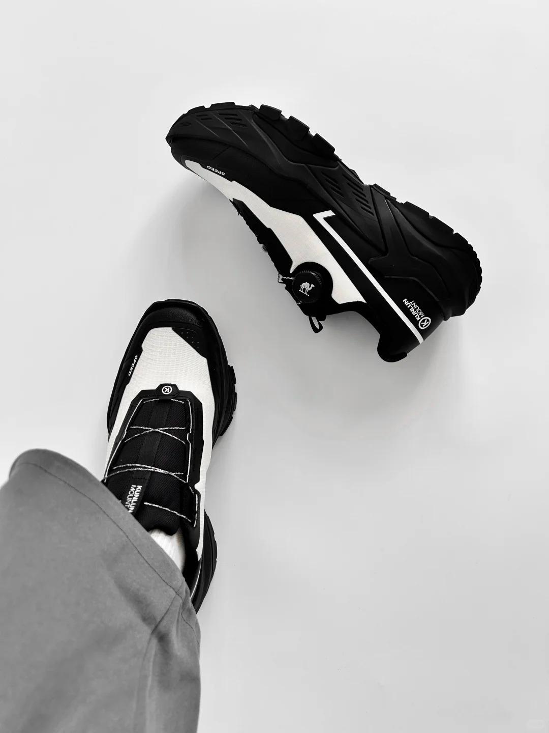 【这双黑白机能越野跑鞋，我穿了半个月，聊聊真实感受】
先说结论：这双鞋是我近期买