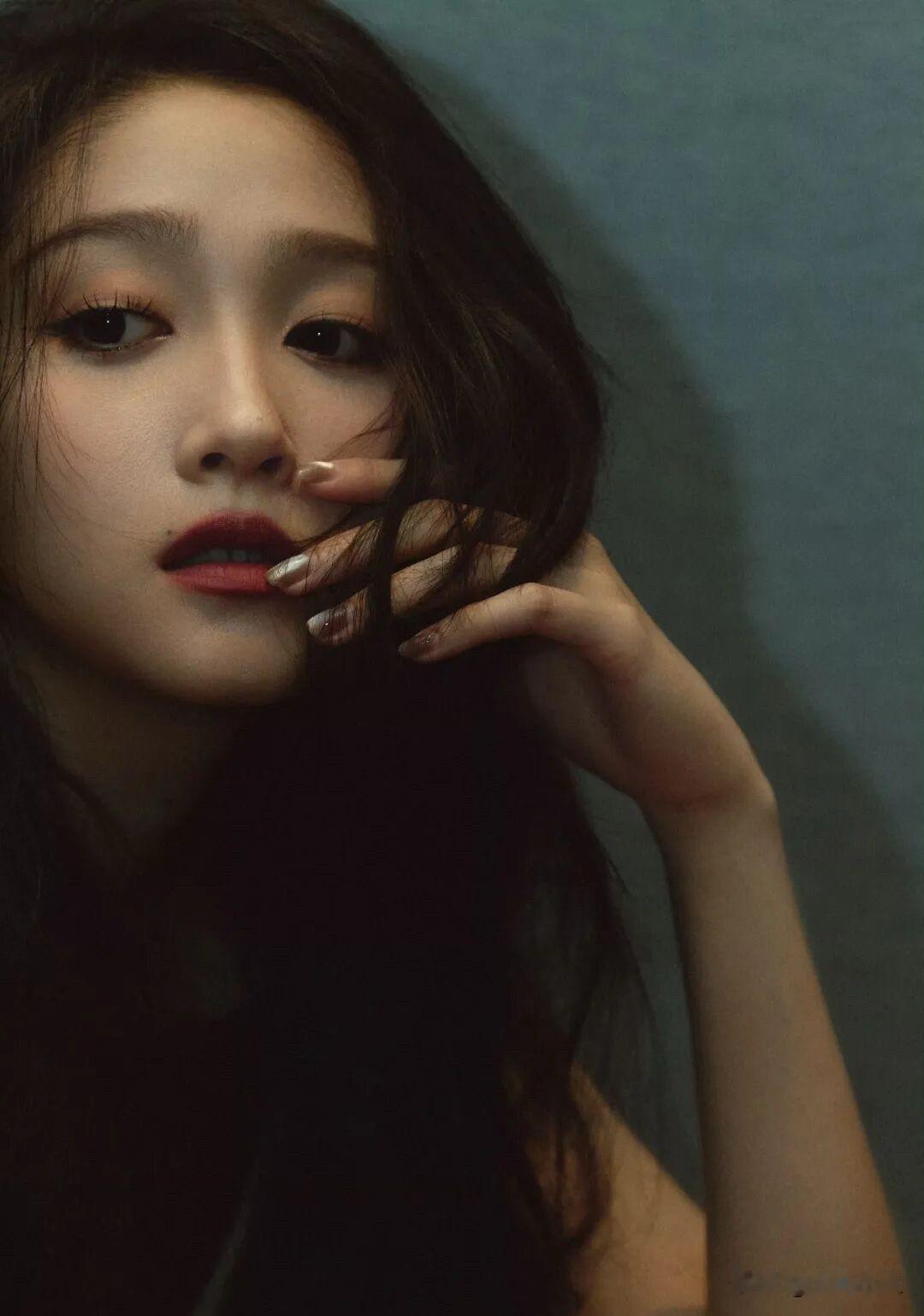 关晓彤褪去少女感成熟魅力十足！

一身黑色抹胸开叉短裙，勾勒出优越身形，高开叉设
