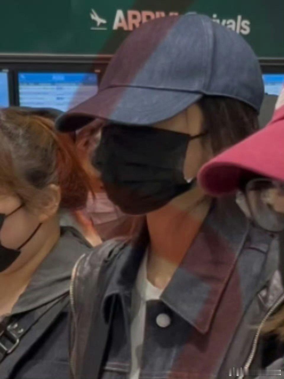 杨幂米兰时装周到达 生图直出毫无压力，颜值超能打，气质这块真的没输过！杨幂米兰时