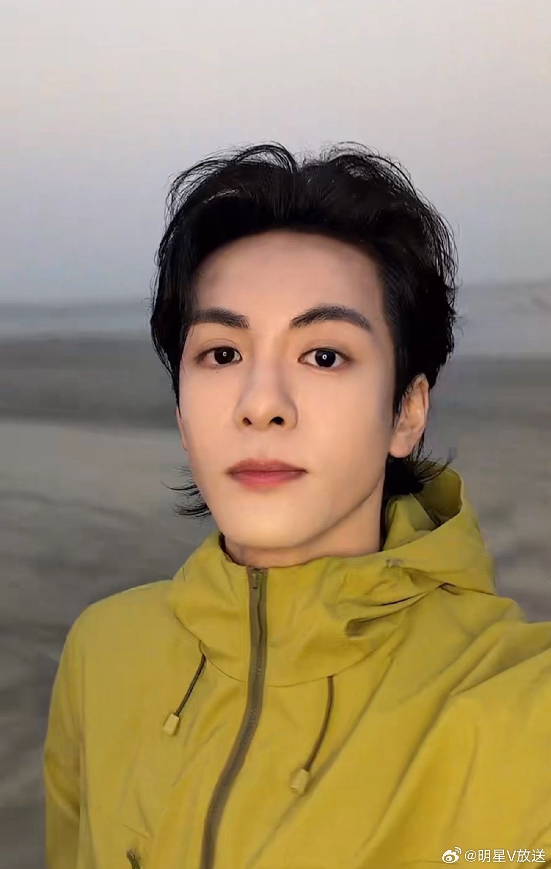 曾舜晞在海边i人属性大爆发今天在海边直播，整个人都好适合海边这种安静氛围。小晞直