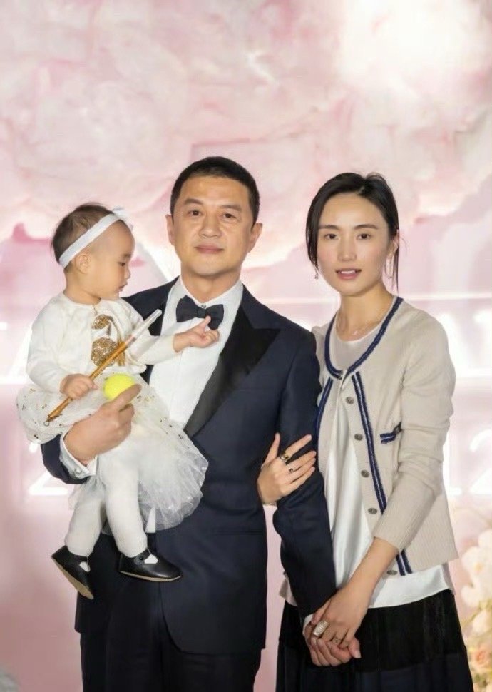 海哈金喜5月才否认与李亚鹏离婚 10月14日，李亚鹏与海哈金喜通过微博官宣离婚，