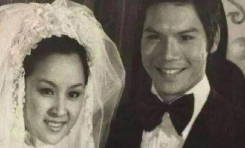 向佐和向华强年轻时候长得一模一样。