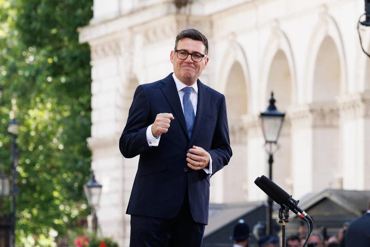 当首相有点累，上任仅两周，英国首相伯纳姆赴海外休假。
伯纳姆对华态度比较务实，愿