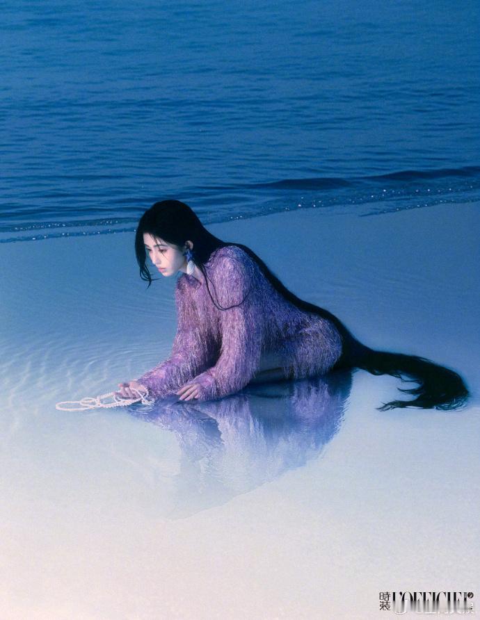 鞠婧祎美人鱼大片  鞠婧祎深海人鱼大片  2025时装一月刊，鞠婧祎化身清冷的深