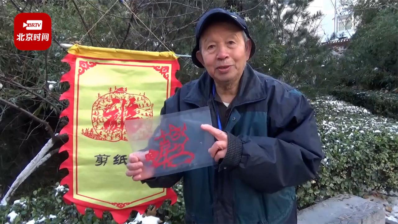 73岁手艺人考场外剪成功上岸免费送考研学生：祝他们心想事成